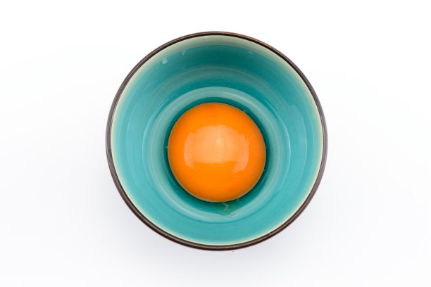 蛋黄在碗白色的背景素材图片