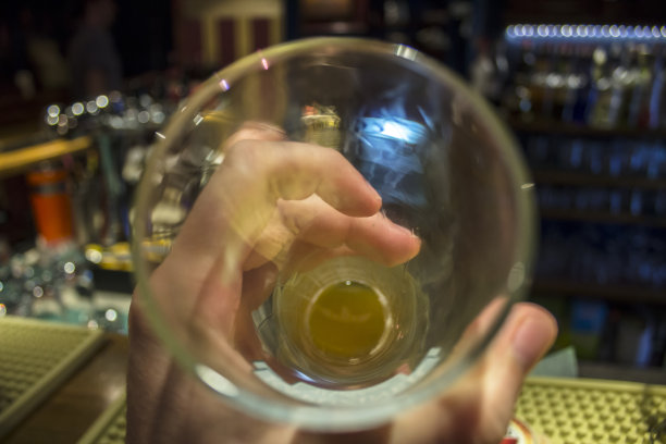 手里拿着杯子图片下载