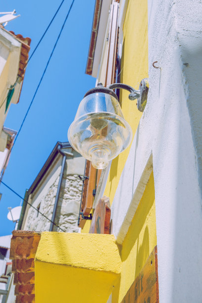 克罗地亚的旧街道和路灯。城市旅游的照片。图片下载