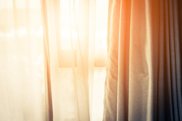 棕色窗帘与美丽的阳光和阴影图片下载
