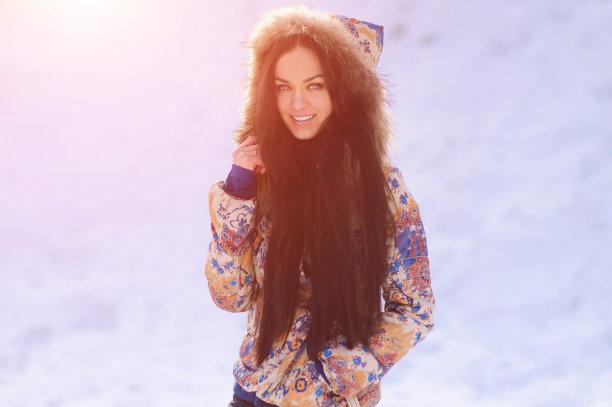 户外肖像年轻漂亮的女人在寒冷阳光明媚的冬天天气在公园。性感的黑发摆姿势和有乐趣图片下载