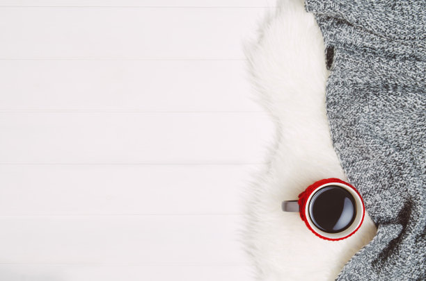 白色木桌背景上的咖啡杯，俯视图图片下载