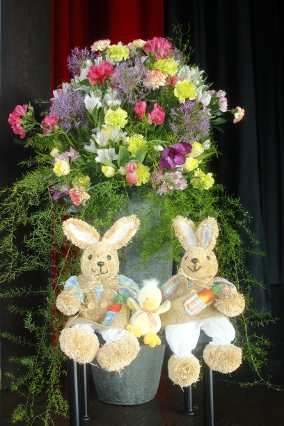 复活节兔子面前有花环图片下载