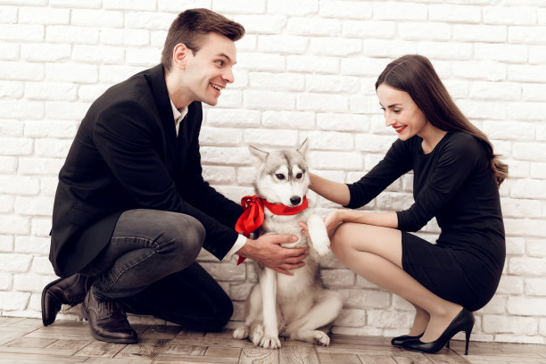 一个男孩和一个女孩在一起过情人节。图片下载