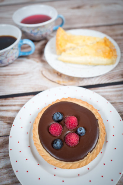 巧克力挞配巧克力奶油和新鲜浆果图片下载