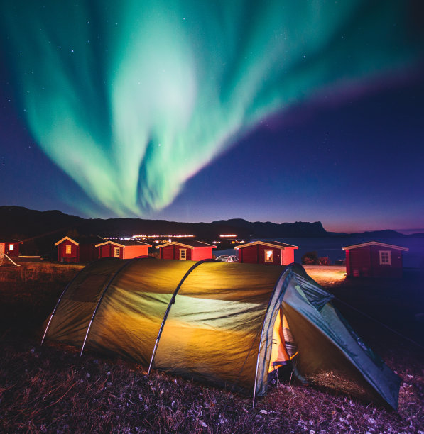 这是一幅美丽的图片，图片上是挪威罗浮敦群岛夏季夜晚天空中巨大的、五颜六色的、充满活力的北极光图片下载