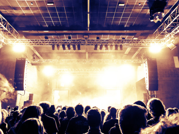 音乐会现场舞台前的观众素材图片