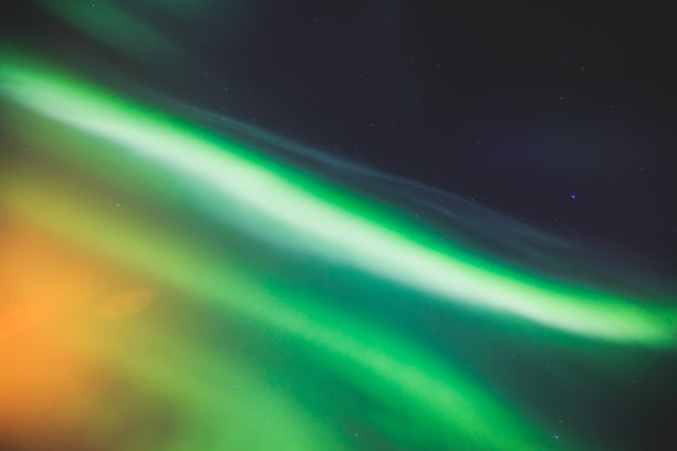 这是一幅美丽的图片，图片上是挪威罗浮敦群岛夏季夜晚天空中巨大的、五颜六色的、充满活力的北极光图片下载