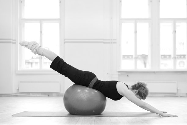 做普拉提运动的中年妇女图片下载