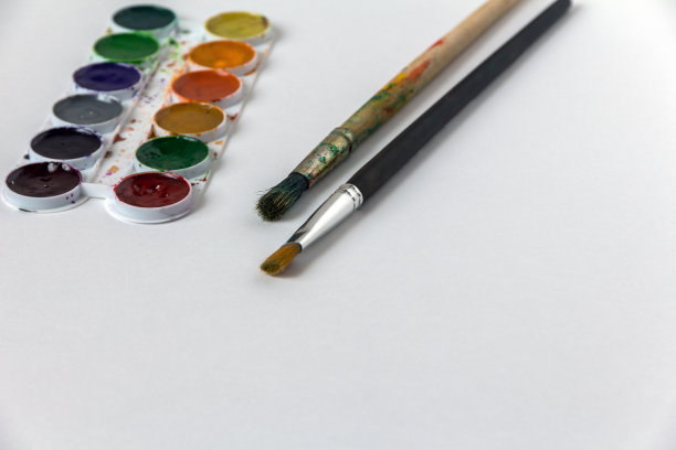 儿童的颜料和画笔在白纸上图片下载