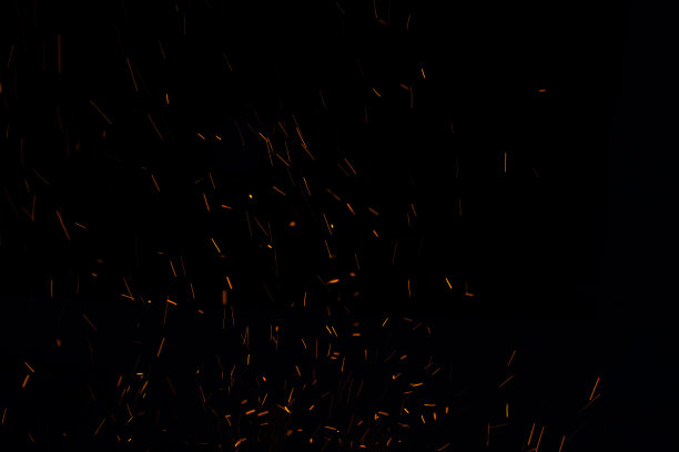 黑暗的火焰漂浮在空中。火木炭。图片下载