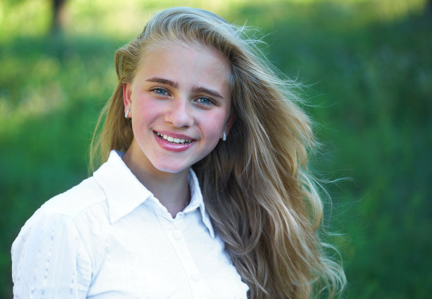 小女孩在花园里图片下载