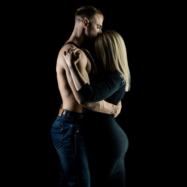 年轻夫妇拥抱图片下载