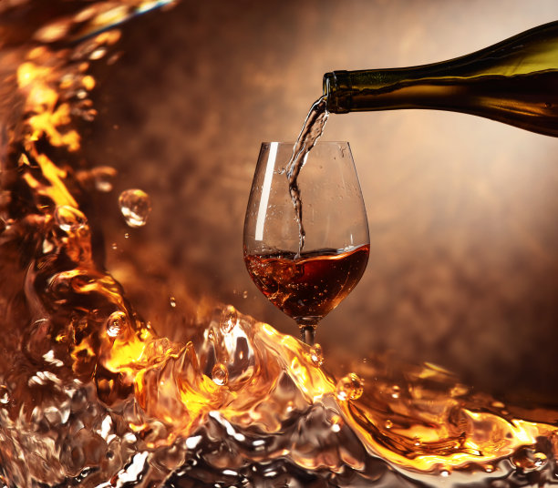 葡萄酒倒进玻璃杯。图片下载