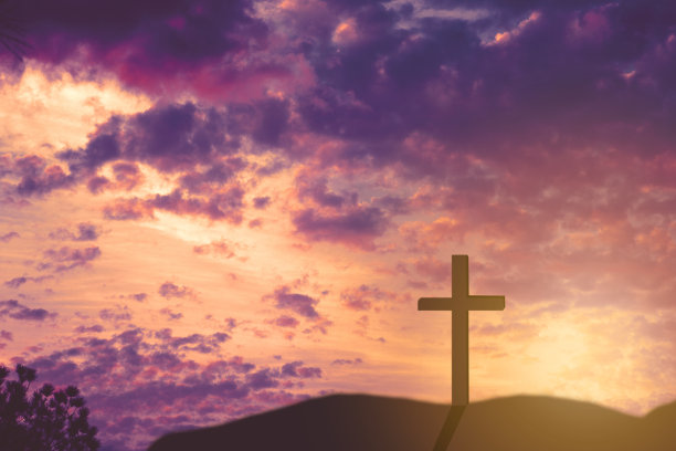 复活节，在山上有一个十字架的受难场景。图片下载