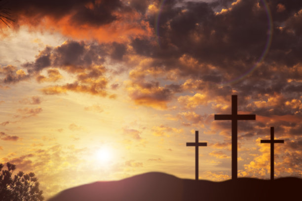 复活节，在山上有三个十字架的受难场景。图片下载