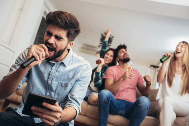 一群朋友在家里唱卡拉ok图片下载