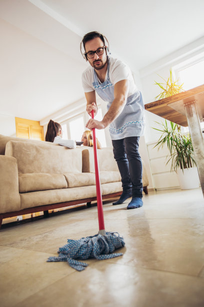 丈夫有家务和清洁的概念图片下载