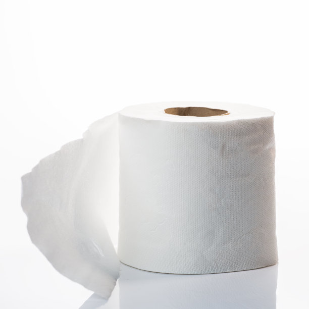 在白色背景上卷卫生纸。图片下载