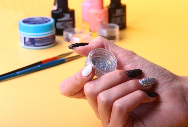 黑、白指甲艺术美甲。假日风格亮闪闪的美甲。美丽的手。时尚的指甲，指甲油图片下载