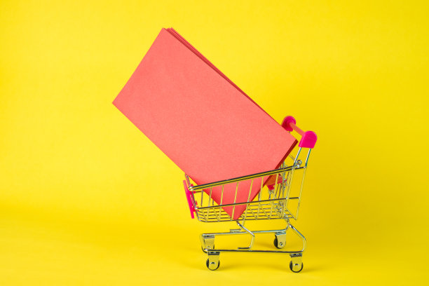 购物车或超市手推车和空白红包黄色背景添加文字，中国新年和购物概念。图片下载