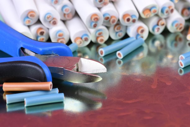 金属背景上的电气工具和电缆图片下载