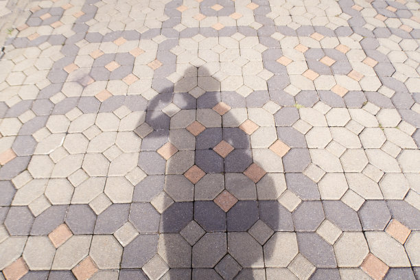 行人在人行道上拍照的影子。图片下载