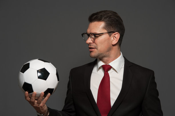 可爱的商人在室内摆姿势图片下载