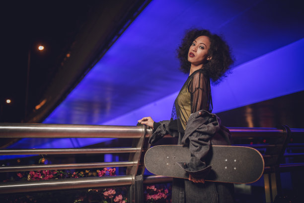 年轻漂亮的女人滑冰图片下载