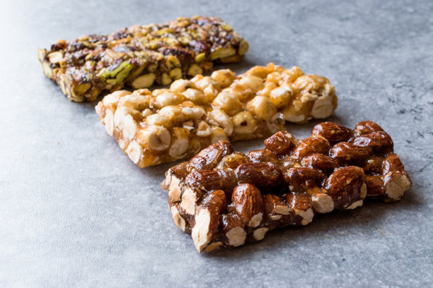 有机杏仁棒，坚果和花生与蜂蜜无葡萄糖图片下载