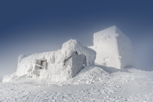 在乌克兰喀尔巴阡国家公园的Chornogora山脊上，匹普伊万山(2028米)山顶上荒凉的老天文台。令人惊叹的冬季景色，雪盖建筑在雾。图片下载