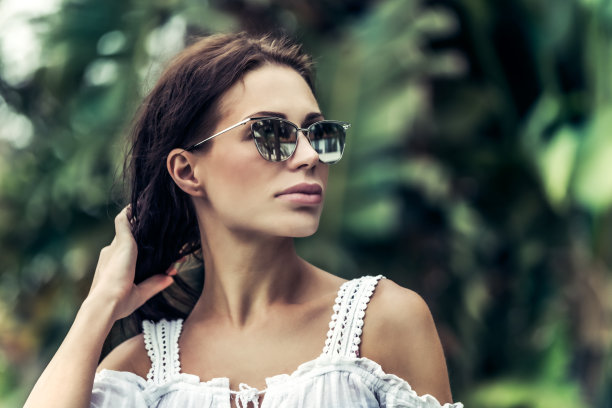 一个美丽的女人肖像的外来植物的背景图片下载