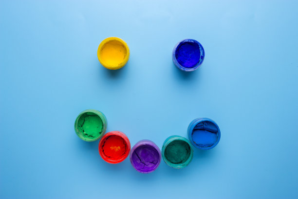 装着微笑形状颜料的罐子图片下载