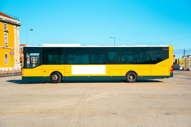 有空白广告牌的城市巴士图片下载