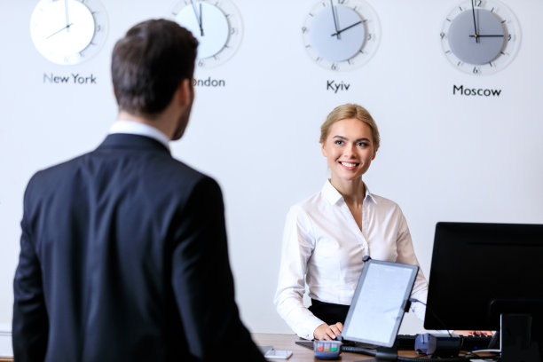 商人的后视图看接待员在酒店图片下载