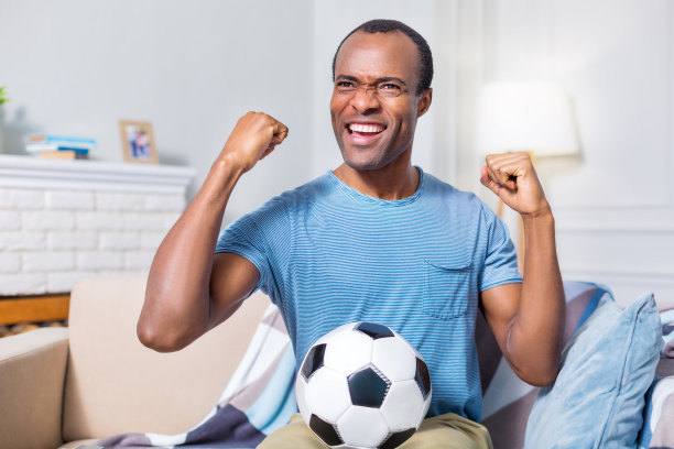 快乐快乐的人拿着一个球图片下载