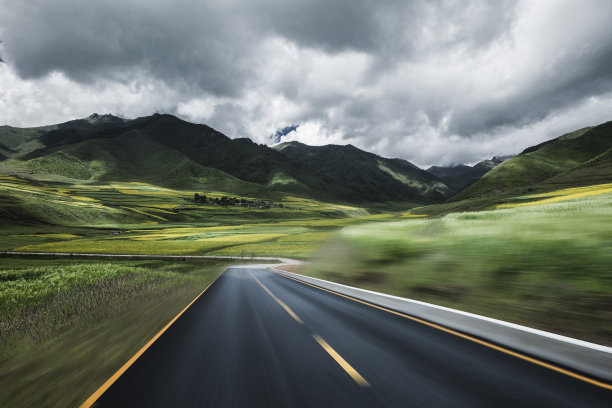 空路穿越山脉，模糊运动图片下载