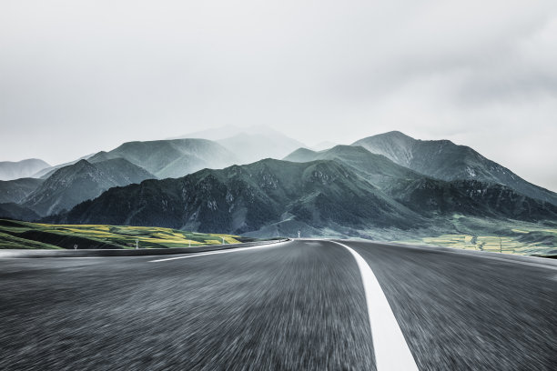 通往山脉的空旷道路，模糊的运动感素材图片