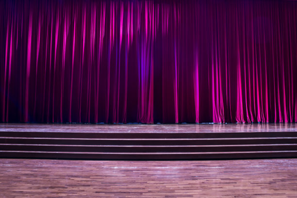 舞台木材和红色窗帘。图片下载