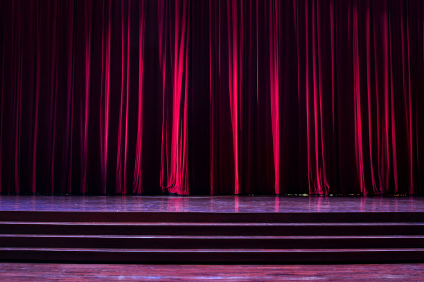 舞台木材和红色窗帘。图片下载
