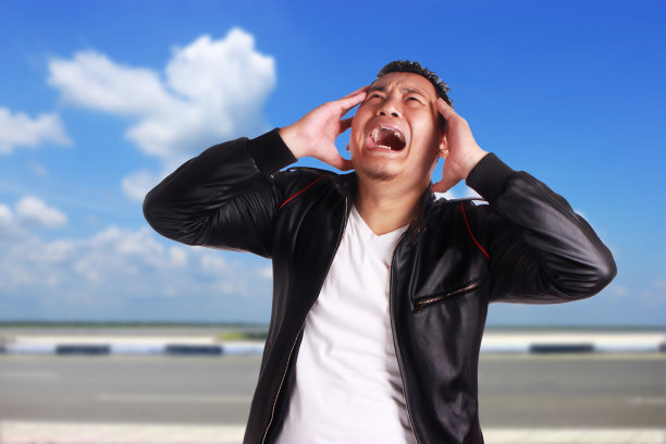 伤心的亚洲男人在哭泣图片下载