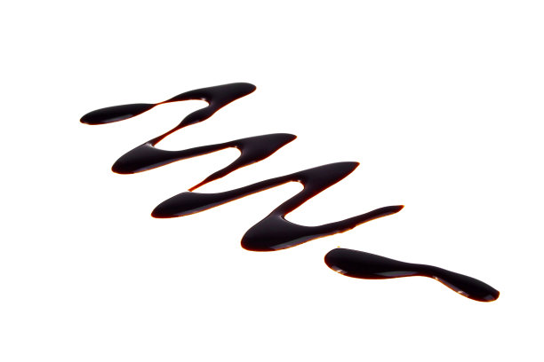 液体黑巧克力孤立在白色背景，轮廓绘制巧克力之锯齿图片下载