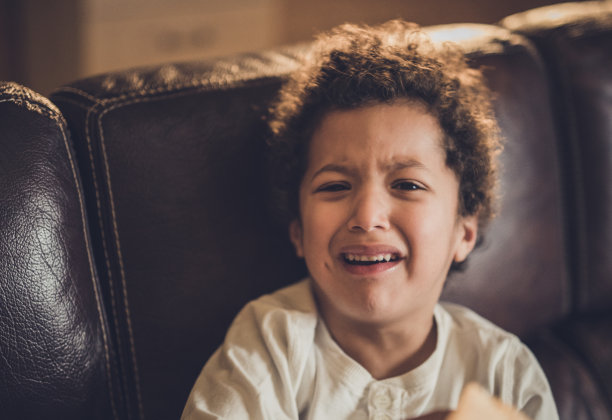 非裔美国小男孩在家里哭。图片下载