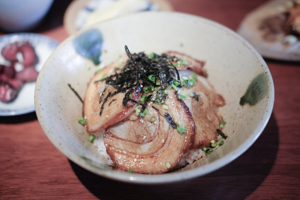 猪肉和米饭，上面有海藻:日本和韩国食物图片下载