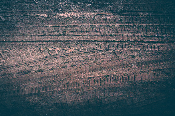 泥沙地上的轮胎痕迹图片下载