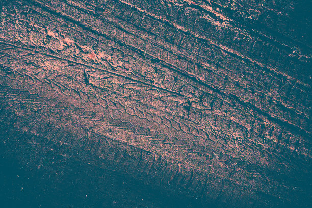 泥沙地上的轮胎痕迹图片下载