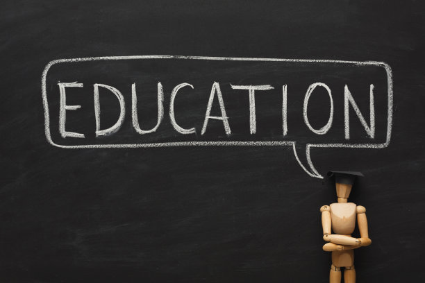 教育用粉笔写在黑板上图片下载