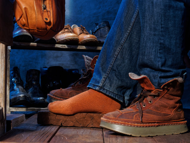 穿上冬天的靴子图片下载