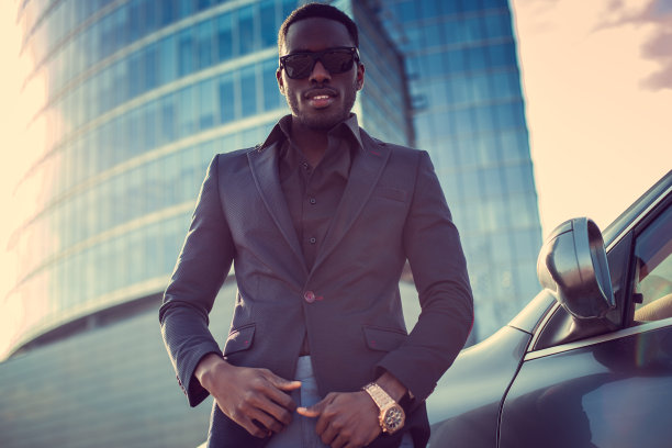 Stylich非裔美国人男性靠近汽车。图片下载