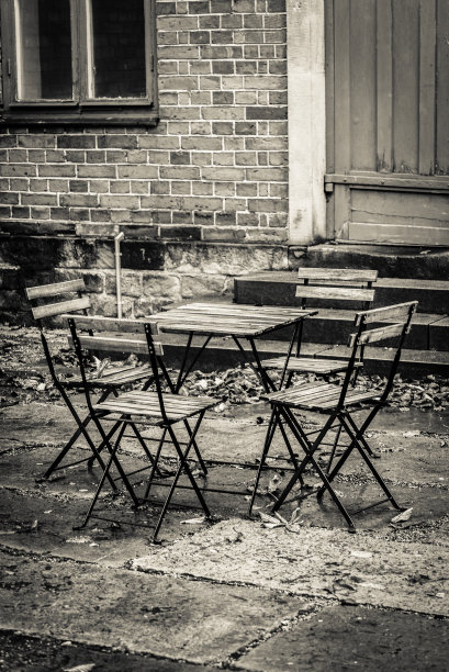 秋天，屋外空荡荡的桌椅图片下载